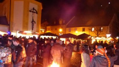 Bild: hme
Vor der Neudorfer Kirche, auf dem Dorfplatz, spielt sich die 22. Dorfweihnacht ab.