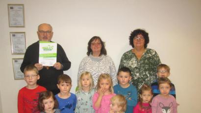 Bild: exb
Pfarrer Anton Witt hält das Zertifikat, das der Kindergarten St. Hedwig zum dritten Mal bekommen hat. Mit im Bild Leiterin Regina Schiffmann und Kerstin Pflaum (von rechts) sowie einige Kinder.