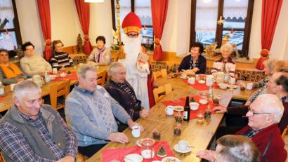 Bild: do
Gast des Katholischen Frauenbundes Oberbibrach ist die ältere Generation aus Oberbibrach und Münchsreuth. Auch der heilige Nikolaus schaut bei der Adventsfeier vorbei und verteilt Geschenke an Senioren und Organisatoren.