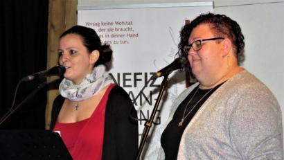 Bild: ubb
Stefanie Gröger (links) aus Griesbach und Bettina Mildner aus Flossenbürg starteten das Konzert mit "Amazing Grace".