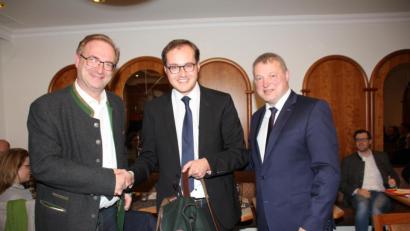 Bild: frd
Landtagsabgeordneter Alexander Flierl wird nicht mehr dem nächsten Oberviechtacher Stadtrat angehören. Seit 1996 hat er in vier Perioden die Geschicke seiner Heimatstadt maßgeblich mitge-staltet. Die Vielfältigkeit seiner Aufgaben hat ihn bewogen, nicht mehr anzutreten. Der Vorsitzende des CSU-Ortsverbandes Oberviechtach, Tobias Ehrenfried, und CSU- Bürgermeisterkandidat Hubert Uschold verabschiedeten Flierl mit einem Präsent.