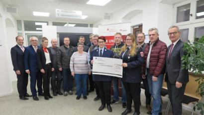 Bild: jzk
Auf Vorschlag von Bürgermeister Werner Nickl (rechts) überreichten Hans-Jörg Schön und Ludwig Zitzlmann (von links) Spendenschecks an sieben Vereine und Institutionen im Geschäftsgebiet der Sparkasse Oberpfalz-Nord.