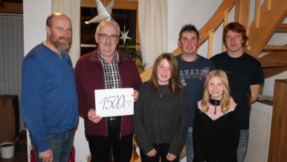 Bild: exb/Renate Kellner
Hans Kellner (links) beschenkt als Nikolaus nicht nur die Kinder. Herbert Putzer (Zweiter von links) erhält von ihm für die Kinderkrebshilfe satte 1500 Euro.