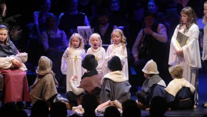 Bild: Wolfgang Steinbacher
Draußen regnet’s, drinnen geht dafür den Besuchern die Sonne im Herzen auf. Das liegt auch am Krippenspiel der Kinder aus Freudenberg.