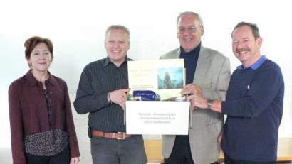 Bild: lep
Luzia Reiß (von links), im Rathaus Sachbearbeiterin im Sozialwesen, und Bürgermeister Jürgen Kürzinger nehmen von Helmuth Wächter, dem deutschen Präsidenten des Deutsch-Amerikanischen Gemeinsamen Ausschusses, und seinem Stellvertreter Helmut Amschler 15 Lebensmittelpakete in Empfang.