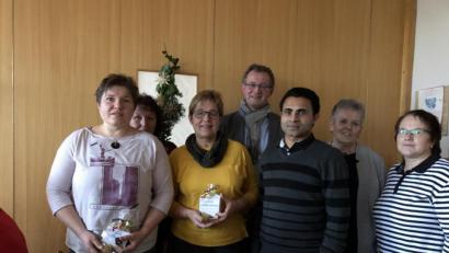 Bild: ga
Mitglieder der Vorstandschaft, Pater Binu und zweiter Bürgermeister Franz Grabinger begrüßten die beiden Neuen beim Schwarzacher Frauenbund Yvonne Süß und Brigitte Sandhoff (vorne von links).