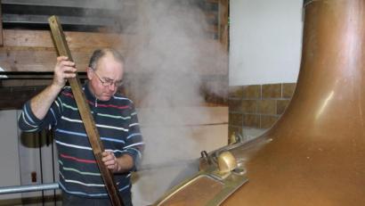 Bild: m
Thomas Witt stellt im Kommunbrauhaus die Maische her.