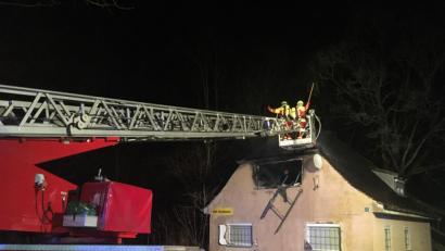 Bild: Gustl Beer
Die Feuerwehr Altenstadt rückt in der Nacht zum Sonntag zu einem Brand auf dem ehemaligen Gelände von Beyer & Co. aus.