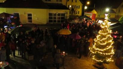 Bild: adj
Erstmals wird zur Altenstädter Weihnacht auf dem Alten Pfarrplatz eingeladen. Die Besucher verbringen dabei schöne Stunden.