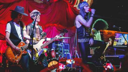 Bild: exb
Jung, knackig und voller Adrenalin: Dafür stehen die „Guns N‘Roses“-Klone. Beim „Clones“ feiern sie in der nördlichen Oberpfalz ihre Premiere.