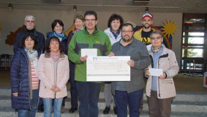 Bild: mmj
2 800 Euro aus dem Erlös vom "Büdchen am Moorbad" verteilten die Helfer mit Impuls-Sprecherin Birgit Höcherl (links) für soziale und gemeinnützige Zwecke.