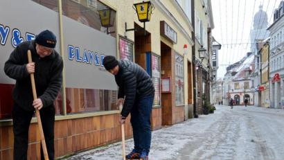 Bild: AMB
Die Eigentümer stehen in der Pflicht. Egal ob Schnee oder Eis: Von 7 bis 20 Uhr müssen die Wege begehbar sein. Nur am Wochenende und an Feiertagen greift diese Regelung erst um 8 Uhr. Einmal schippen und streuen reicht da oft nicht aus.