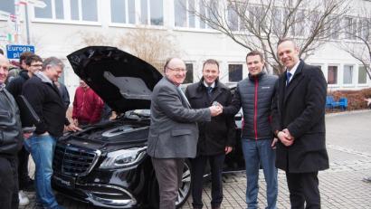 Bild: Bühner
Schlüsselübergabe für den Mercedes-Maybach. Mit dabei (von rechts) Centerleiter Matthias Stecher und Verkaufsleiter Michael Götz vom Autohaus Widmann, Bürgermeister Jens Meyer und Schulleiter Josef Weilhammer.