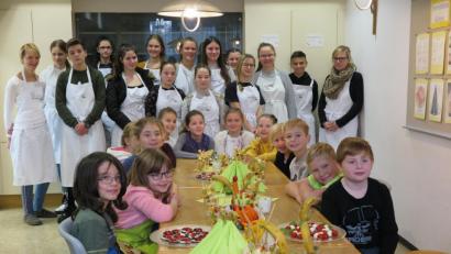 Bild: jzk
Mit viel Fantasie und Kreativität zauberten Kathrin Kohl (links) und Andrea Hildebrand (rechts) mit den Real- und Grundschülern ein gesundes Frühstück.