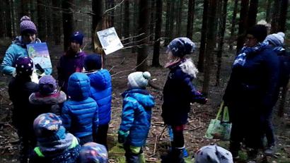 Bild: zer
Mitten im Wald hören die Kinder die Geschichte von Schafen, die Angst haben, Weihnachten zu feiern.