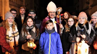 Bild: exb
Die Pfadfinder des Stammes Poppenricht, die sich auf den Weg gemacht haben, das Friedenslicht abzuholen, mit Bischof Rudolf Voderholzer.