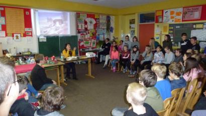 Bild: kal
Vor ihren Zuhörern aus der 4c und der 5a der Kümmersbrucker Schule las Autorin Waltraud Lang aus ihrem Buch „Das Seidenband“.