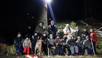 Bild: Hannelore Stielper
Die Darsteller bei der Waldweihnacht im Eiselbachtal: stehend, von rechts Erzählerin Hannelore Stielper, Maria (Celina Übelacker), Josef (Maurice Übelacker), Engel (Julia Pirner), Hirten (Eva Tuchbreiter, Heinz Übelacker, Stephan Sperber); sitzend Luisa Sebald, Emely Sebald, Mia Friedrich, Anne Wild, Melissa Simmel, Mika Weidinger, Linda Wild, Sophie Sebald, Louis Müller, Maximilian Übelacker.