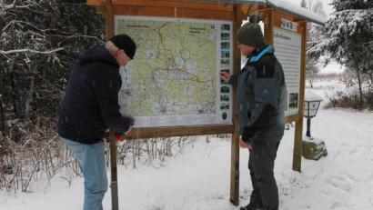 Bild: pi
OWV-Vorsitzender Manfred Janker (rechts) bringt mit Wege- und Markierungswart Josef Meckl die neuen Wandertafeln an.