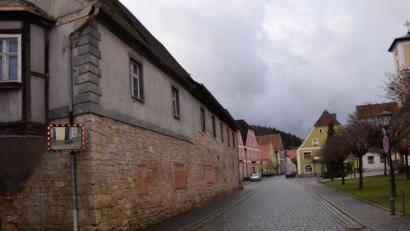 Bild: bö
„Innen statt außen“: Der Marktgemeinderat in Schmidmühlen fasste einen weitreichenden Beschluss für die Ortskernsanierung.. Mit diesem Selbstbindungsbeschluss erhöht sich der Satz für die förderfähigen Kosten einer Sanierung im Ortskern von 60 auf 80 Prozent.