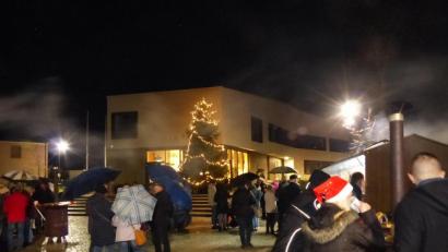 Bild: hme
Das Rathaus mit dem Weihnachtsbaum bildete die Kulisse zum JU Weihnachtsmarkt