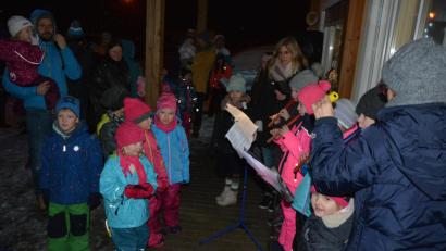 Bild: jr
Die Flötengruppe stimmte die Besucher auf die besinnliche Zeit ein, ehe sich das dritte Adventsschaufenster auf dem Großbüchlberger Campingplatz öffnete.