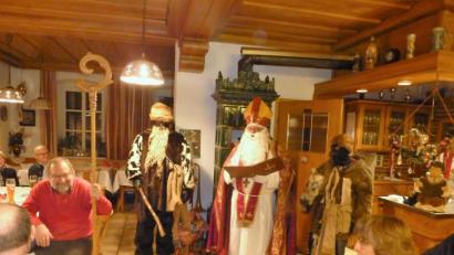 Bild: bir
Der Heilige Nikolaus (Hans Stelzl) hatte nur Gutes über die Helferinnen und Helfer der NBH Bärnau zu berichten. Die beiden Krampusse hatten deshalb keine Arbeit zu verrichten.