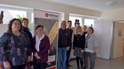 Bild: Michaela Szumlewski/exb
Sie sind die Demenzlotsen der Amberger Stadtverwaltung (von links): Karin Habisch, Martina Eichermüller, Ausbilderin Birgit Hübner, Frank Müller, Timothy Wing, Sabrina Liermann, Daniela Schwarz und Klara Koller.