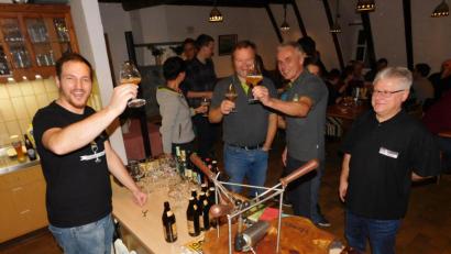 Bild: hai
Referent David Hertl, Wolfgang Teufel, Organisator Rainer Prischenk und Waldemar Aniol (von links) stießen auf ein gelungenes Bier-Tasting an.