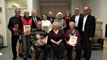 Bild: ubb
Die Geehrten mit den Ehrengästen und Vorsitzender Marianne Scheffler (vorne Mitte).