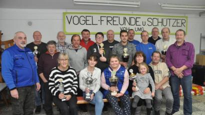 Bild: dob
Vorsitzender Josef Greber (rechts) überreicht den erfolgreichen Züchtern der Vogelfreunde und -schützer die Pokale. Die Ausstellung in der Pfreimdtalhalle in Pfrentsch war ein voller Erfolg.