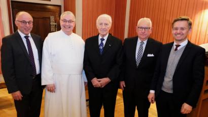 Bild: do
Dem 91-jährigen Gründungsvorsitzenden Max Kunz (Mitte) gilt zum 40-jährigen Bestehen des Vereins der Freunde und Förderer der Internationalen Begegnungsstätte Kloster Speinshart ein besonderes Vergelt's Gott. In einer Laudatio und in Grußworten würdigen Bürgermeister Albert Nickl, Abt Hermann Josef Kugler (von links), Georg Girisch (Vierter von links) und MdL Tobias Reiß (rechts) die Verdienste des Gründungsvaters.