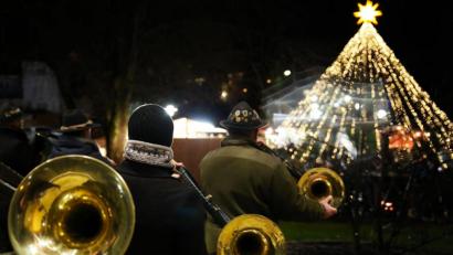 Bild: JOCHEN NEUMANN 
ERBENDORF
Auch die Kaibitzer Schloßbläser stießen am Erbendorfer Christkindlmarkt ins Horn.