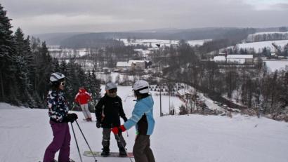Archivbild: Grüner
Die Skianlage Schloppach wird es in der bekannten Form nicht mehr lange geben. Der Eigentümer des flachen Teilstücks des Areals (im Hintergrund) mit unterer Skihütte, Lift-Talstation und Parkplätzen wird den Pachtvertrag nicht verlängern.