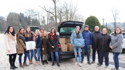 Bild: Mädchenrealschule Waldsassen/exb
Realschuldirektorin Kerstin Reiter (links) verlud zusammen mit Astrid Krauß, Florian Trißl, Bernhard Gertz (Firma PowerMold), Rainer Löw (von rechts) und den Schülersprechern die Pakete in die beiden Autos.