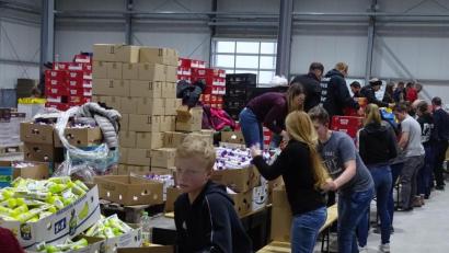 Bild: Houschka
Eine vorweihnachtliche Aktion, die jedes Jahr Ihresgleichen sucht: In einer Godelmann-Werkhalle packen über 100 Frauen, Männer und Kinder 3000 Geschenkpakete für Bedürftige in Rumänien. 13 Lastzüge werden die Kartons am zweiten Weihnachtsfeiertag zu den Empfängern bringen.