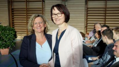 Bild: Schönberger, Ferdinand [fsb]
Schulrätin Margit Walter gratuliert der neuen Schulleiterin Sandra Landgraf.
