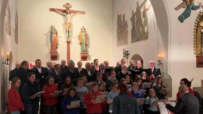 Bild: mez
Drei Chöre – ein Lied. Der Kinder- und Jugendchor Bunte Töne sang zusammen mit der Kemnather Liedertafel und dem Immenreuther Sängerbund beim Advents- und Weihnachtssingen in der Herz-Jesu-Pfarrkirche „Im Stall zu Bethlehem“. Die beiden Chorleiter Katharina Hößl und Heinrich Thurn (vorne von links) harmonisierten ebenso wie das knapp 50-köpfige Ensemble.