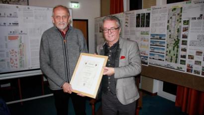 Bild: wro
Nach einstimmigem Beschluss der Gemeinderäte wurde Adalbert Busl (links) zum ehrenamtlichen Archivpfleger der Marktgemeinde Wiesau bestellt. Bürgermeister Toni Dutz (rechts) überreichte die Ernennungsurkunde.