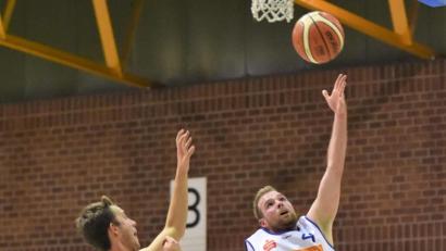 Bild: Büttner, Gerhard
Die Hamm Baskets (rechts Christopher Fritsch) kamen im Heimspiel gegen Schlusslicht DJK Eggolsheim nie in Verlegenheit.
