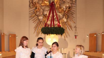 Bild: exb
Im Schäfchengewand machten sich vier Schülerinnen Gedanken zum Evangelium.