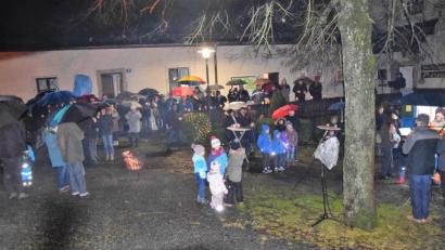 Bild: fz
Weihnachtliche Klänge bei nassem Wetter im Burghof.