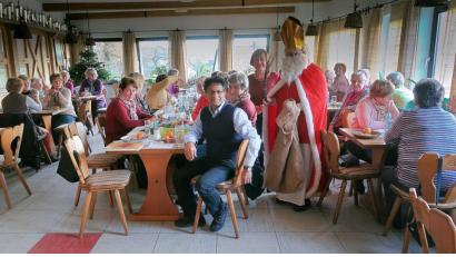 Bild: bsc
Das Lob des Nikolaus auf den Mütterverein Friedenfels freute auch Pfarrer Joseph (vorne, Mitte). Vorsitzende Monika Seidel (stehend, Zweite von rechts) hatte mit ihren Vorstandskolleginnen die vorweihnachtliche Feier organisiert.