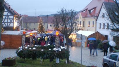 Bild: enz
Trotz Regens strömten die Besucher zum Kunsthandwerklichen Weihnachtsmarkt