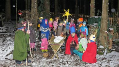 Bild: jzk
Sehr gut geklappt hat das stimmungsvolle Krippenspiel im Waldkindergarten.