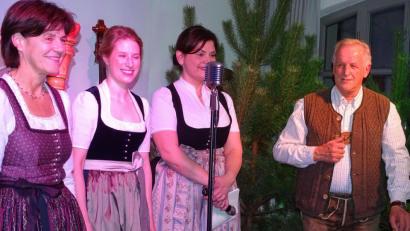 Bild: Wolfgang Houschka
Hans Berger aus Oberaudorf (rechts) und seine musikalischen Begleiterinnen Birgit Sporer, Theresa Förg und Antonia Wutz boten in der Kulturscheune Wohltuende Klänge aus dem bayerischen Oberland, die mit jedem Akkord hin zur Krippe führten.
