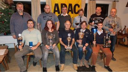 Bild: bsc
Viel unterwegs waren im Vereinsjahr 2019 die Motorsportler des AC Friedenfels. Bei der Jahresabschlussfeier dankten Vorsitzender Stefan Schmalzreich und Zweiter Sportleiter Christopher Linkel (hinten von links) den Mitgliedern und überreichten den erfolgreichen Motorsportlern Pokale und Trophäen.