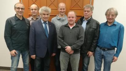 Bild: Bühner
Schreiner-Obermeister Wolfgang Seifried (Zweiter von rechts) führt die Schreinerinnung Nordoberpfalz als Vorsitzender an.