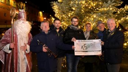 Bild: mef
Stattliche 1500 Euro übergibt der Vorsitzende des Cylinder-Clubs Dominik Mittelmaier (Vierter von links) an Musiklehrer Hans Sellmeyer (Zweiter von links).