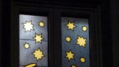 Bild: bgl
Ein schöner Anblick: Die hinterleuchteten Fensterbilder im weihnachtlich geschmückten Eigelsberg.
